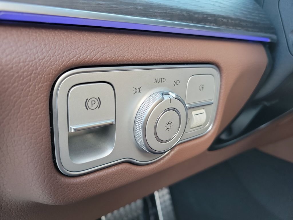 New 2026 MANUFAKTUR Ireland Mid Green Metallic Mercedes-Benz GLS 450 image 27