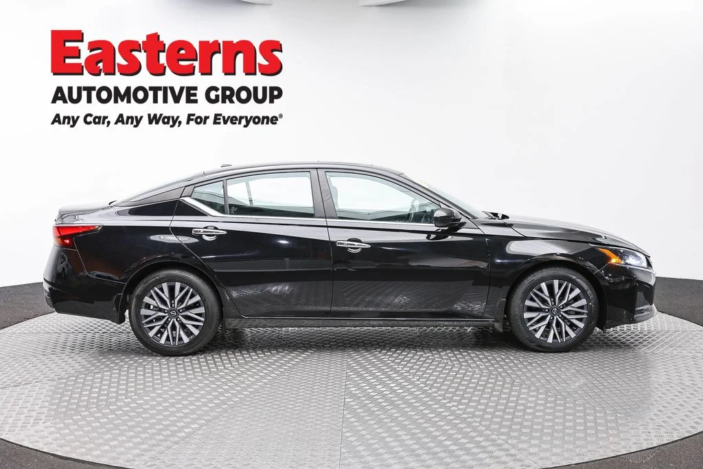 Used 2023 Black Nissan 2.5 SV image 4