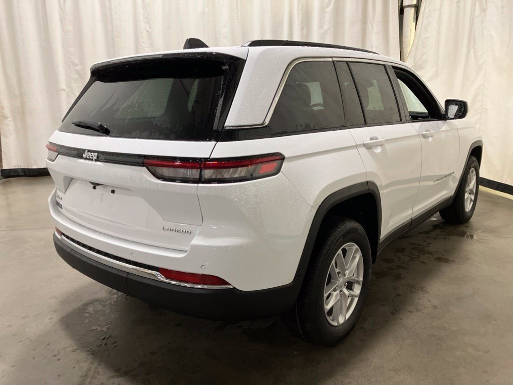 New 2026 Bright White Clear-Coat Exterior Paint Jeep Laredo image 25