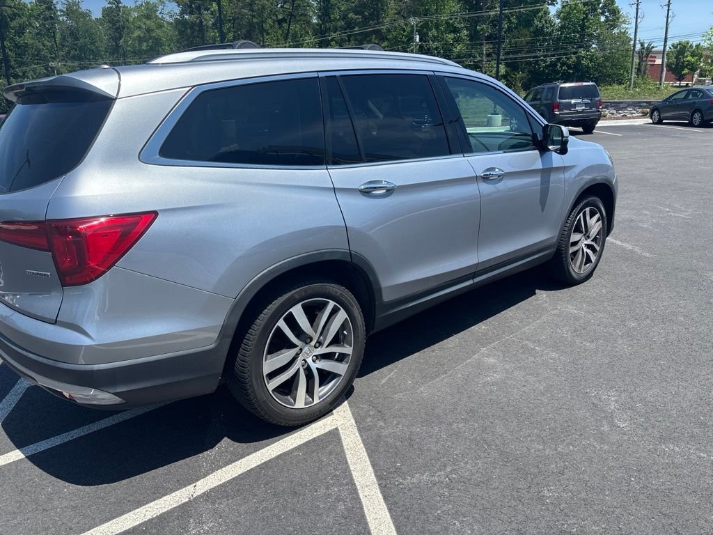 Used 2017 Lunar Silver Metallic Honda Touring image 5