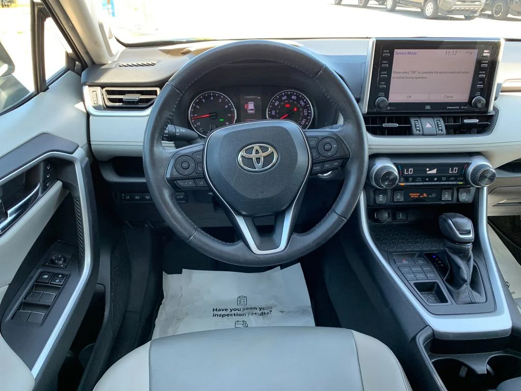 Used 2021 Gray Toyota XLE Premium image 17