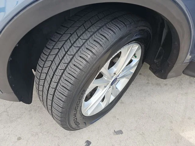 Used 2018 Blue Ford SE image 29