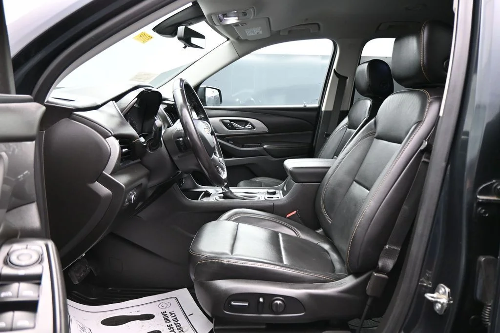 Used 2019 Gray Chevrolet RS image 9