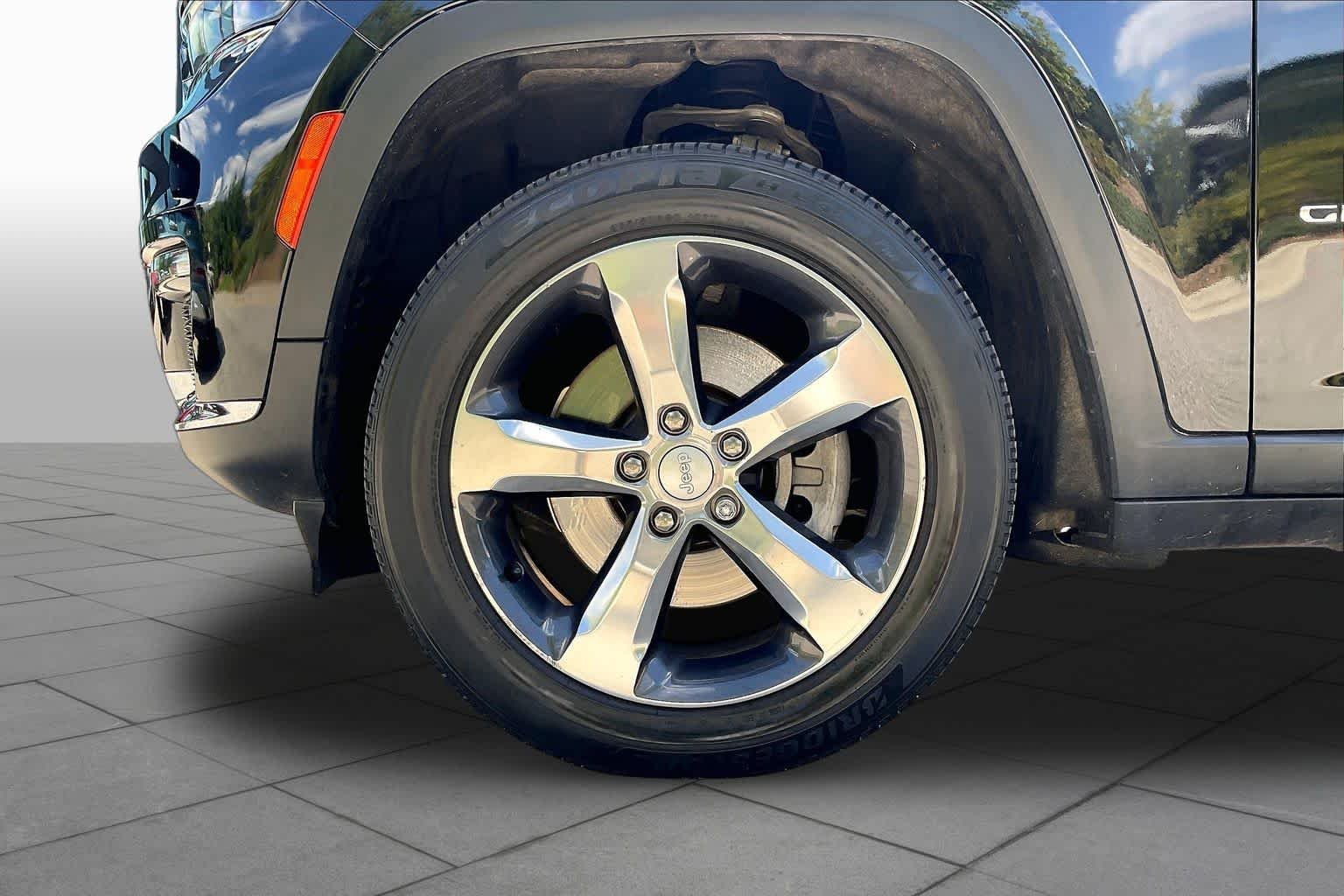 Used 2022 Diamond Black Crystal Pearlcoat Jeep Limited image 10