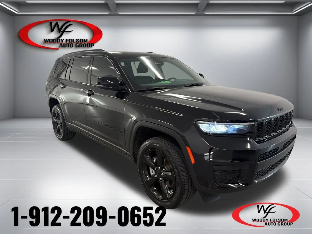 Used 2025 Diamond Black Cry Jeep Altitude image 1