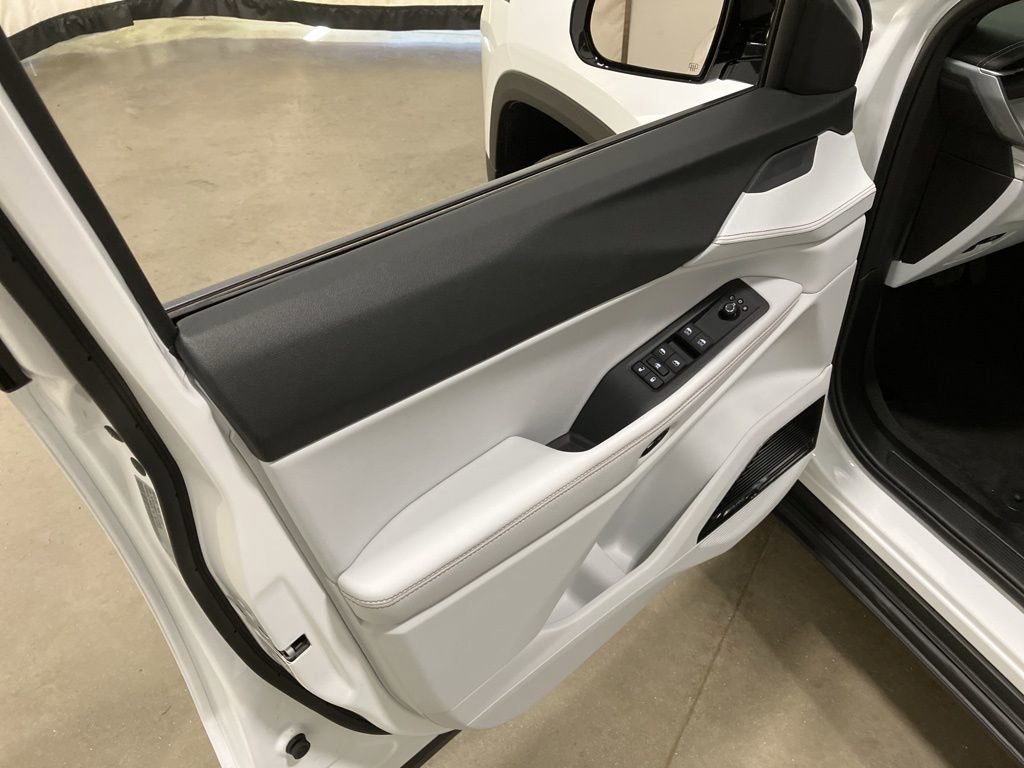 New 2026 Bright White Clear-Coat Exterior Paint Jeep Limited image 9