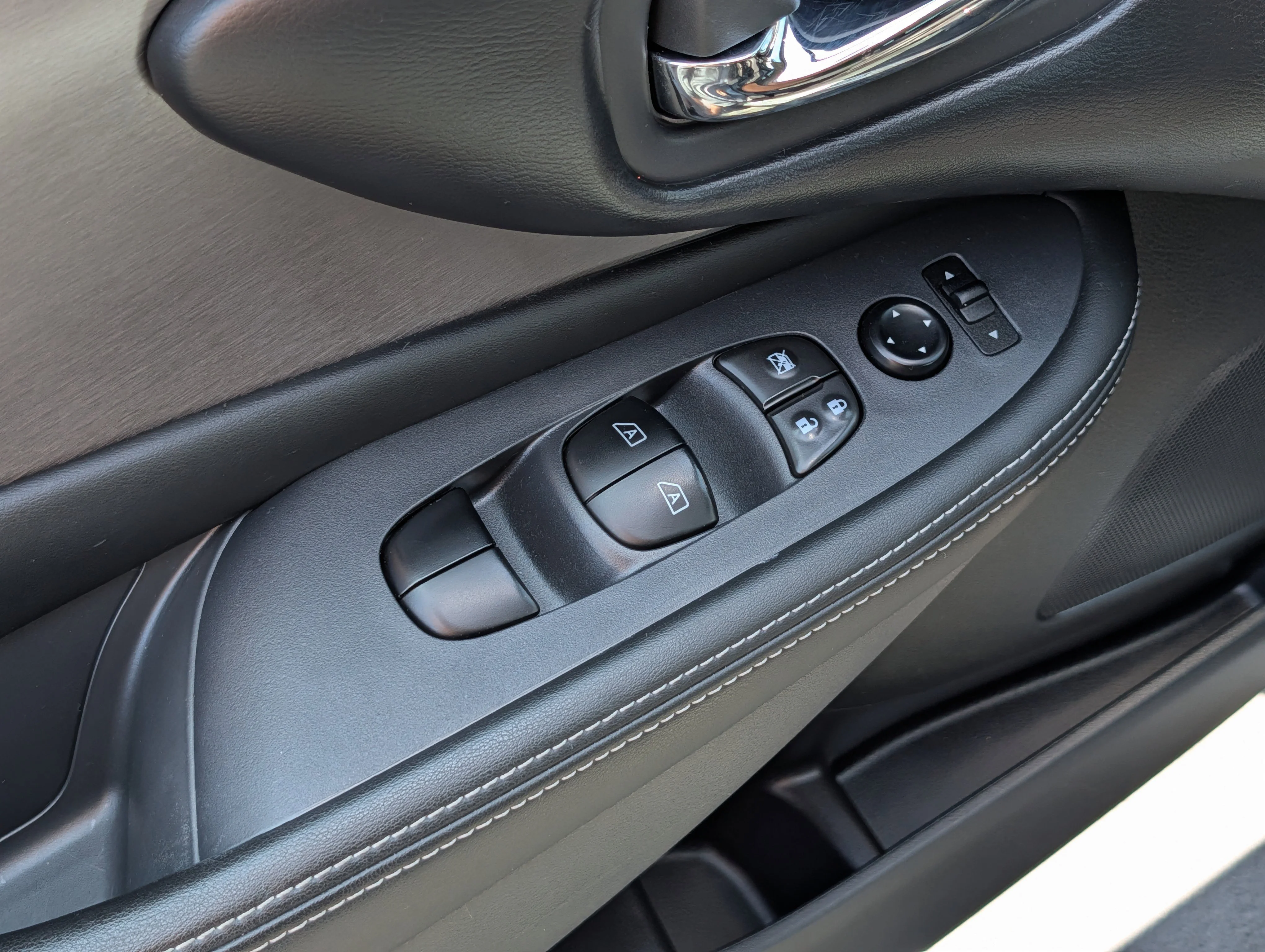 Used 2024 Boulder Gray Pearl Nissan SV image 19