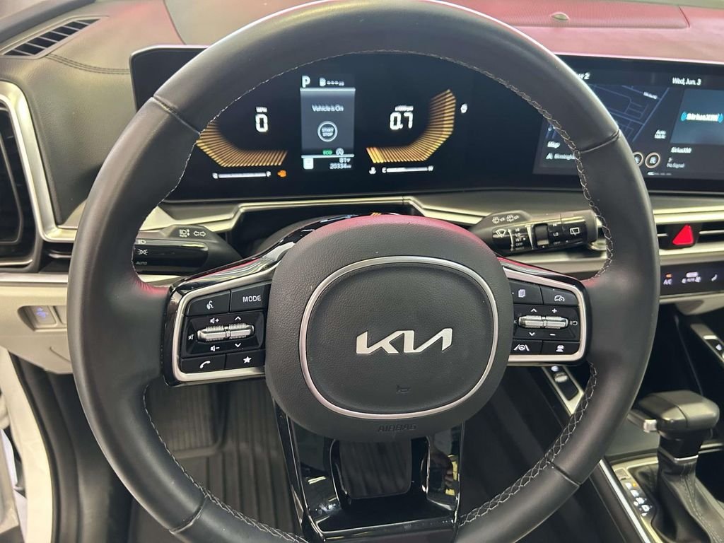 Used 2025 White Kia S image 19