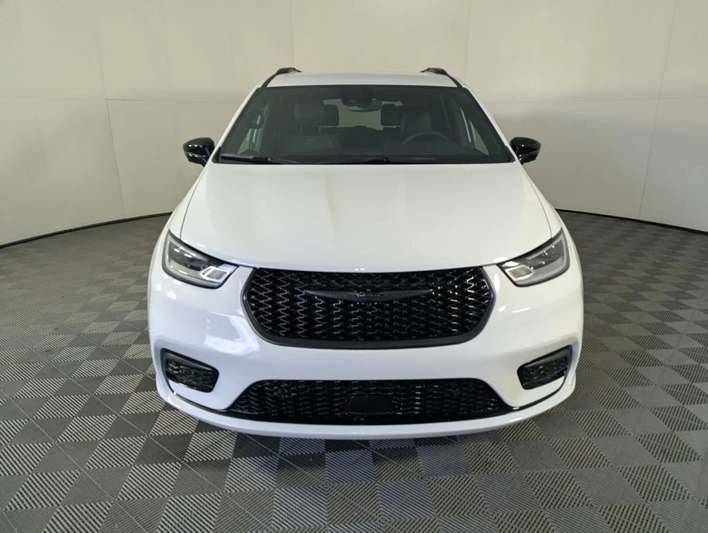 New 2026 Bright White Clear-Coat Exterior Paint Chrysler Select image 3