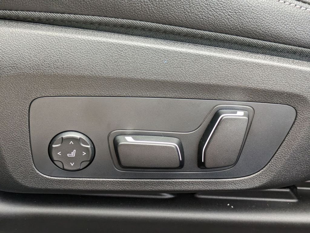 2025 BMW 3 Series 330i - Photo 13