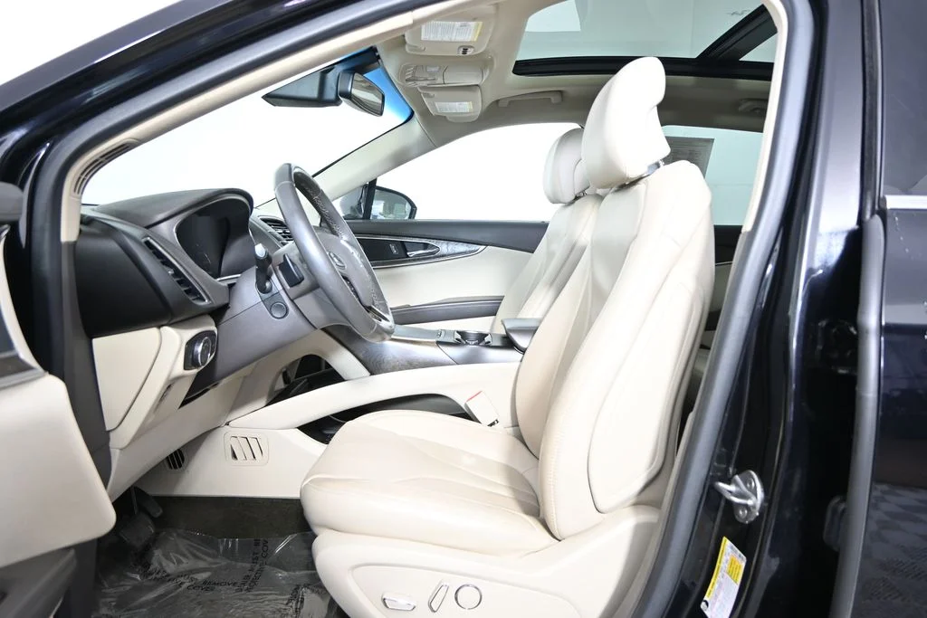 Used 2016 Black Lincoln Reserve image 21