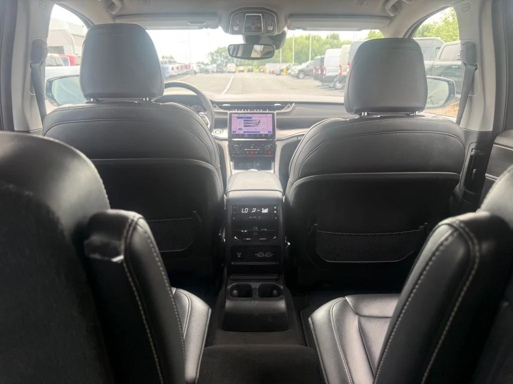 Used 2023 White/off-white Jeep Limited image 40