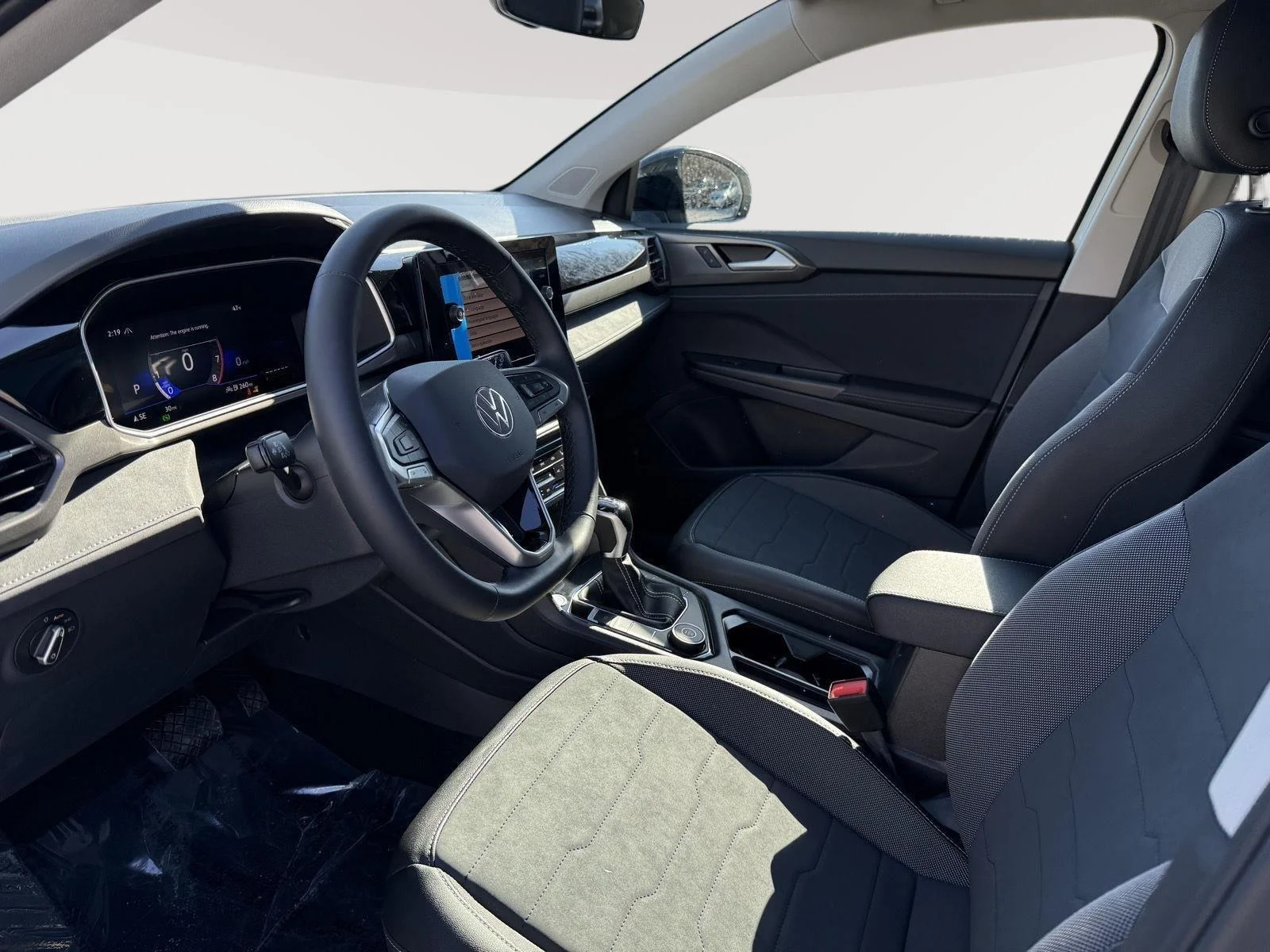 New 2026 Pure White w/Deep Black Roof Volkswagen SE Black image 9