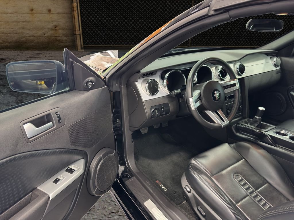 Used 2006 Black Clearcoat Ford GT Premium image 6
