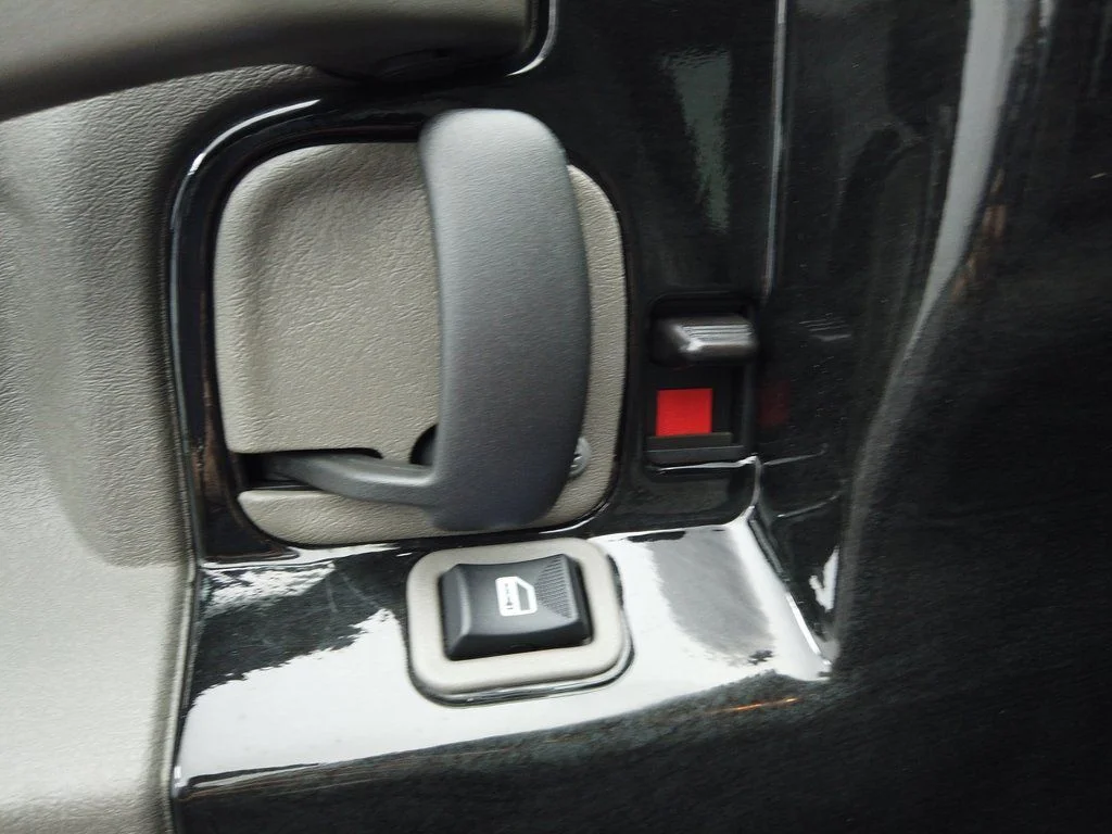 Used 2020 Summit White GMC Explorer Limited SE image 18