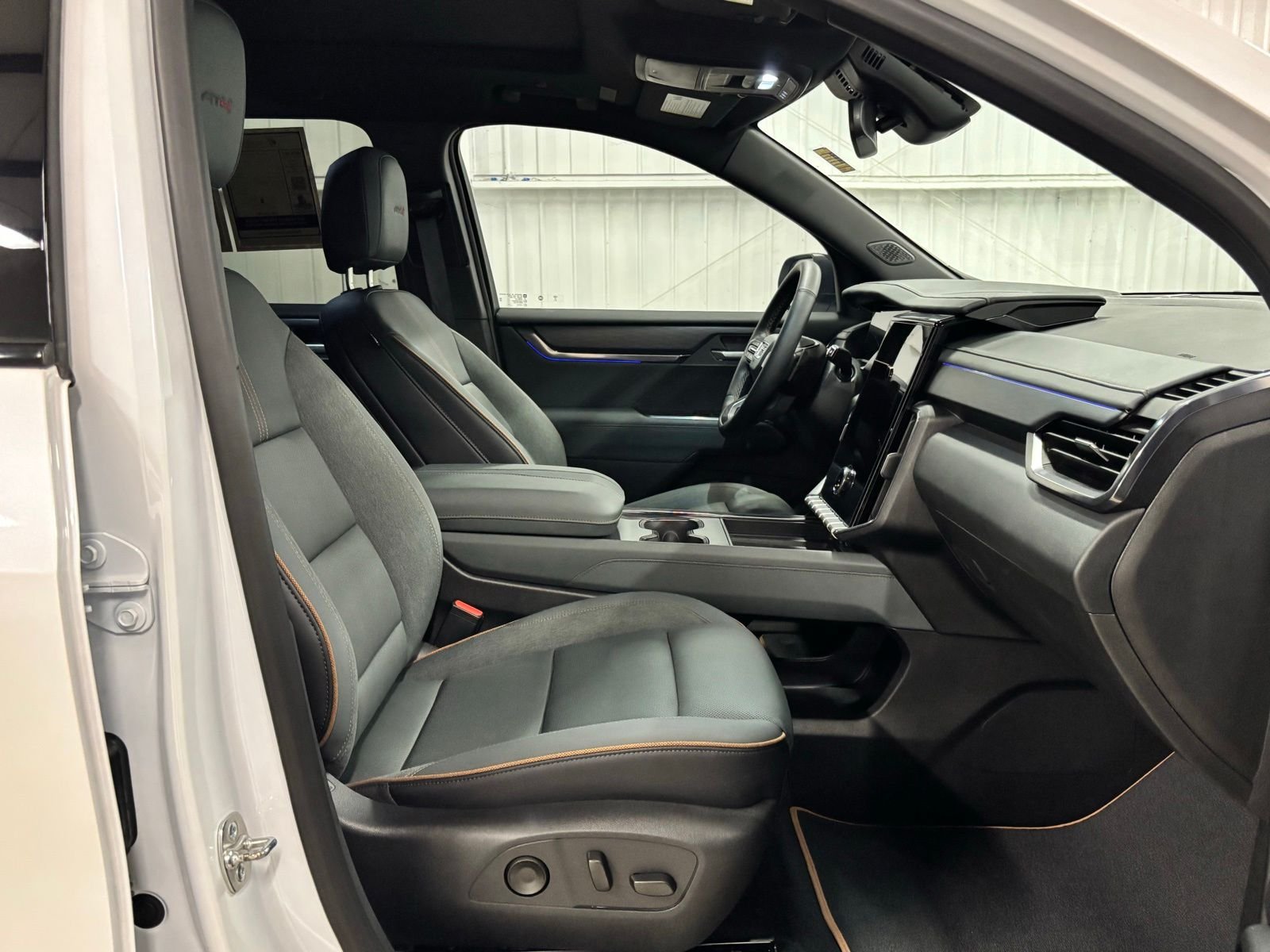 Used 2025 White GMC AT4 image 22