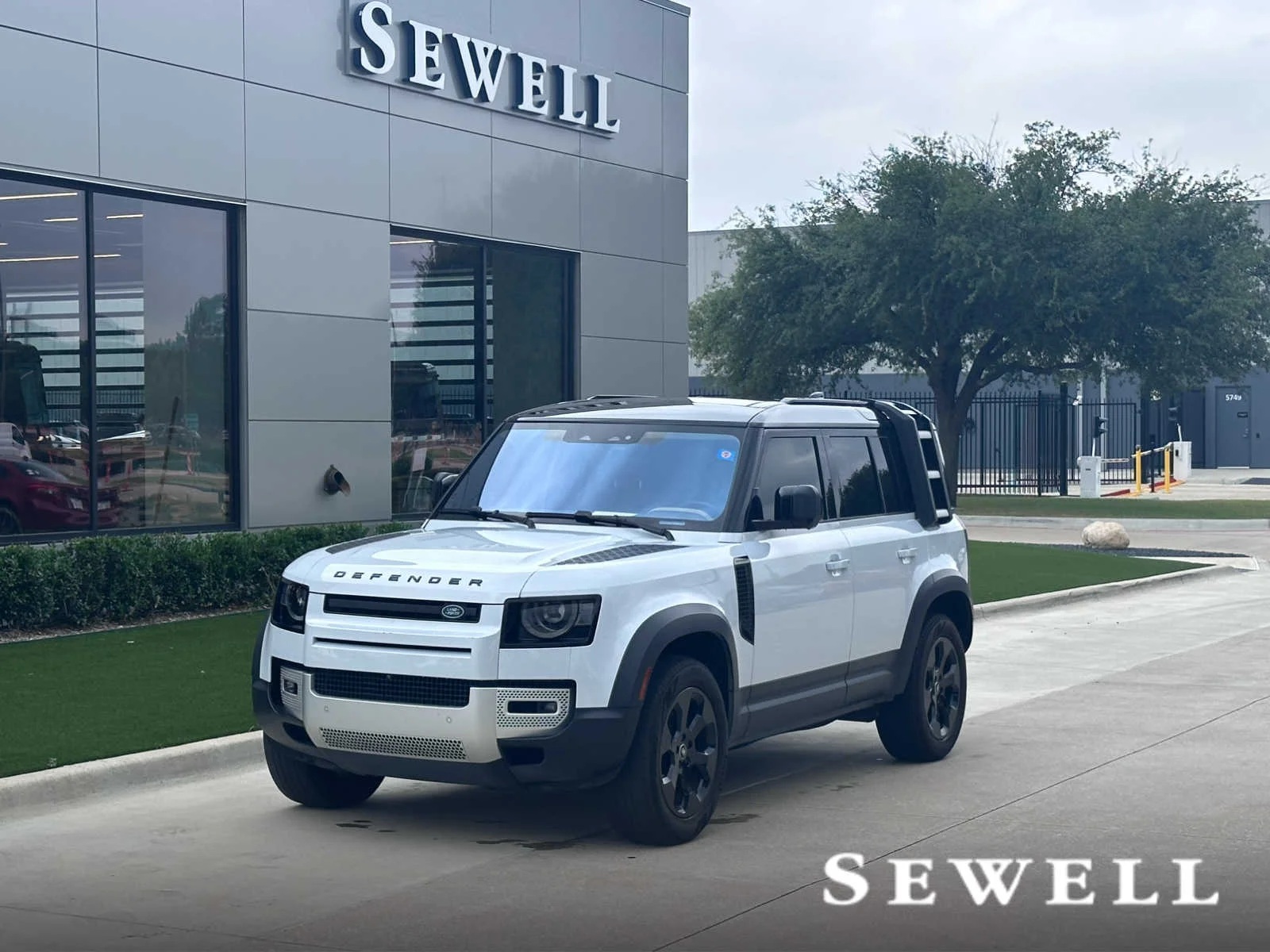 2022 Land Rover Defender S's photo