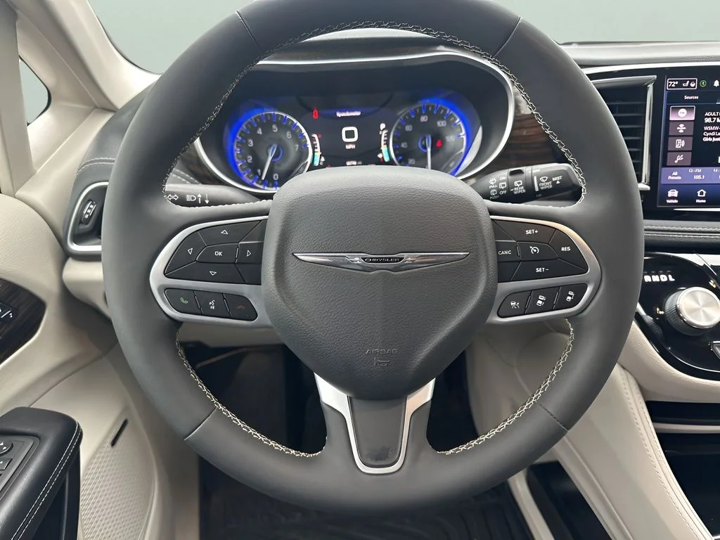 Used 2022 Silver Chrysler Limited image 15