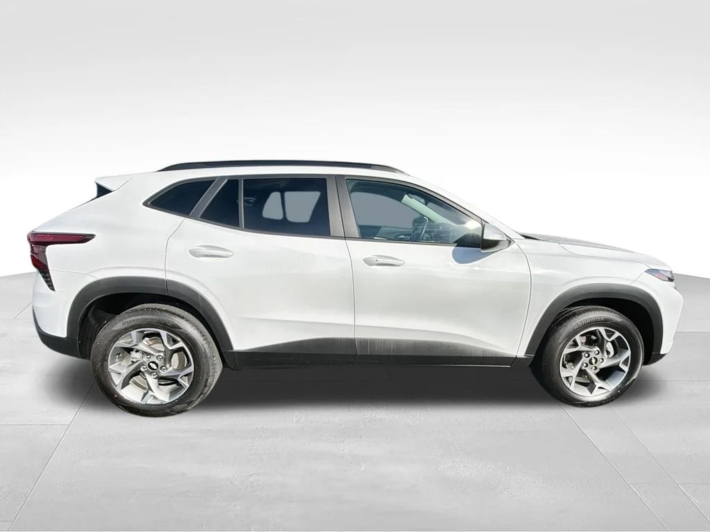 Used 2025 White Chevrolet LT image 11