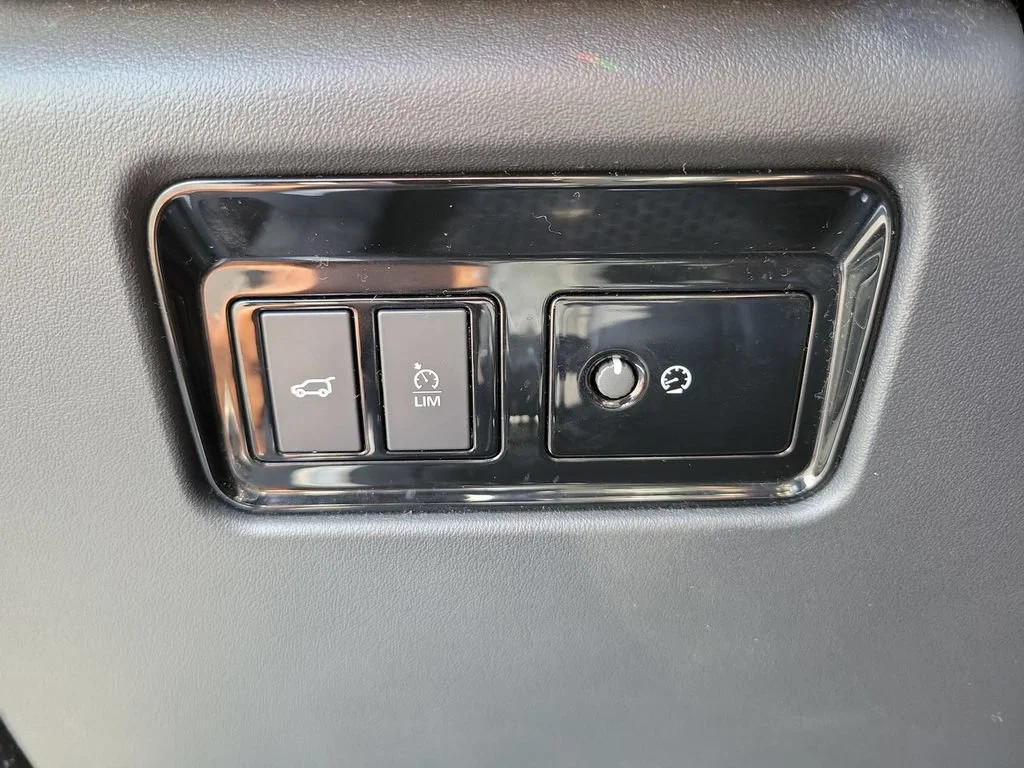 Used 2019 Black Jaguar 30t Portfolio image 18