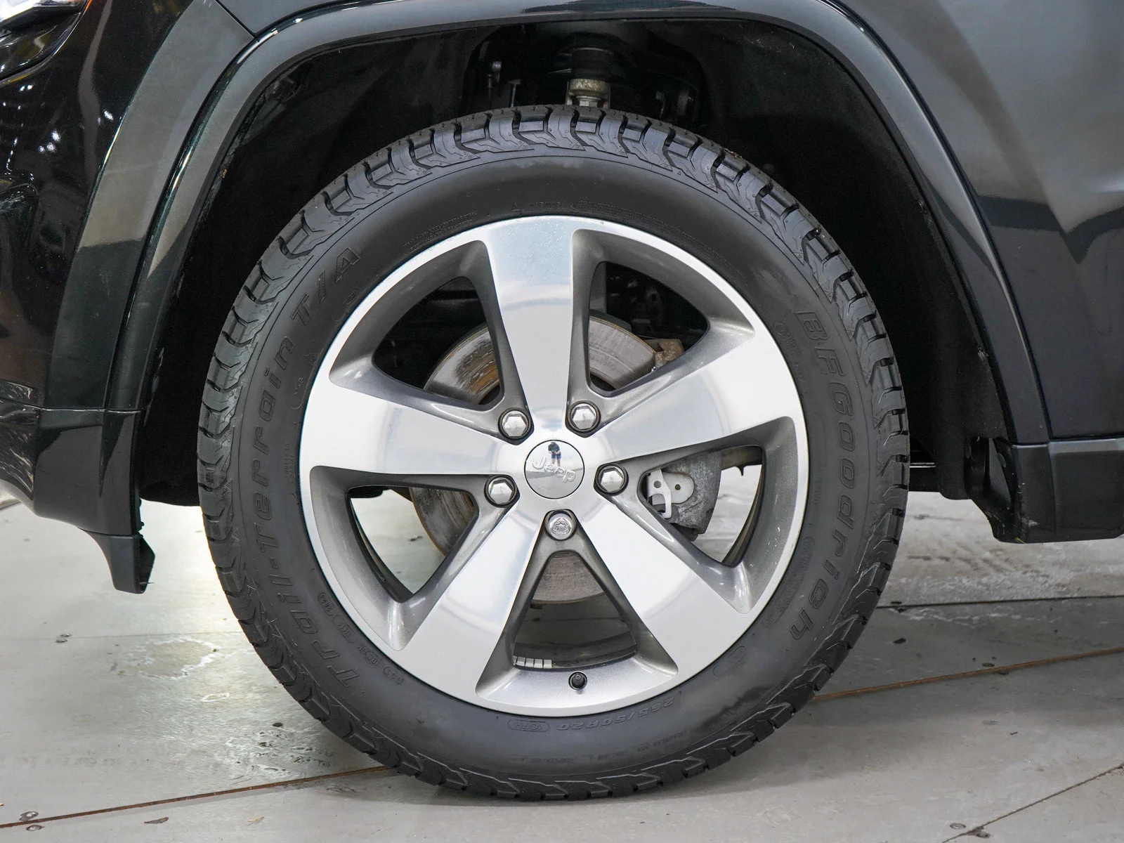 Used 2016 Brilliant Black Crystal Pearlcoat Jeep Overland image 29