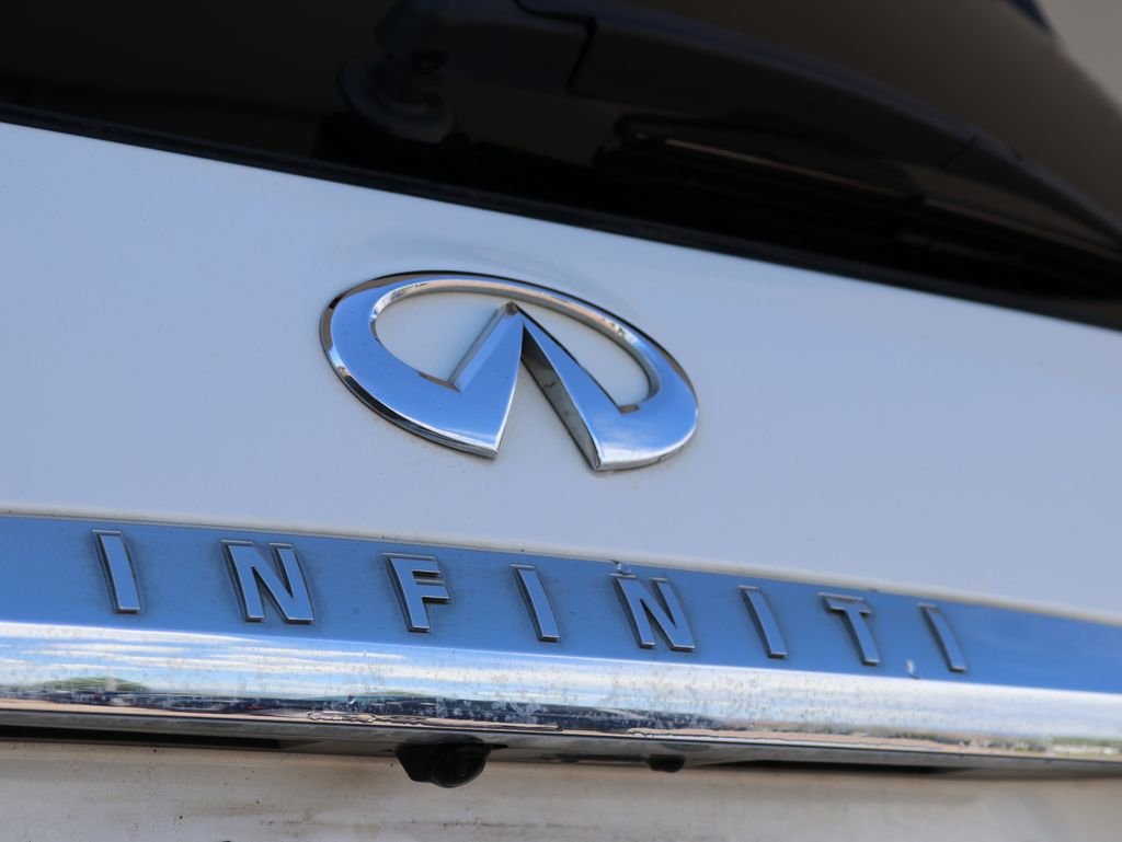 Certified Used 2017 White INFINITI Base image 13