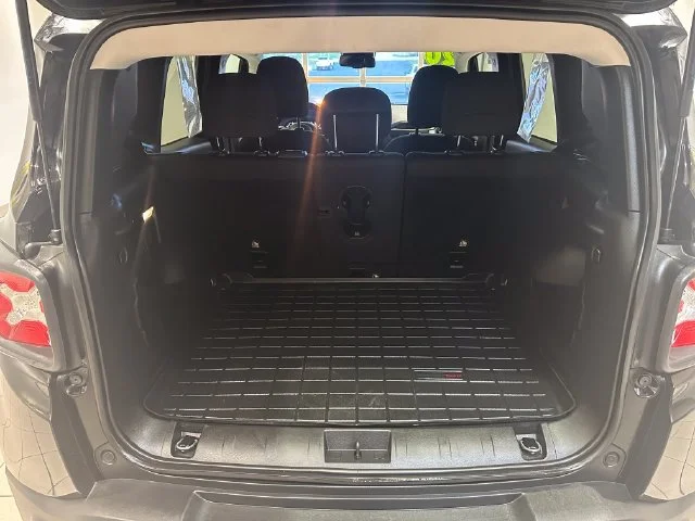 Used 2020 Black Jeep Latitude 4x4 image 15