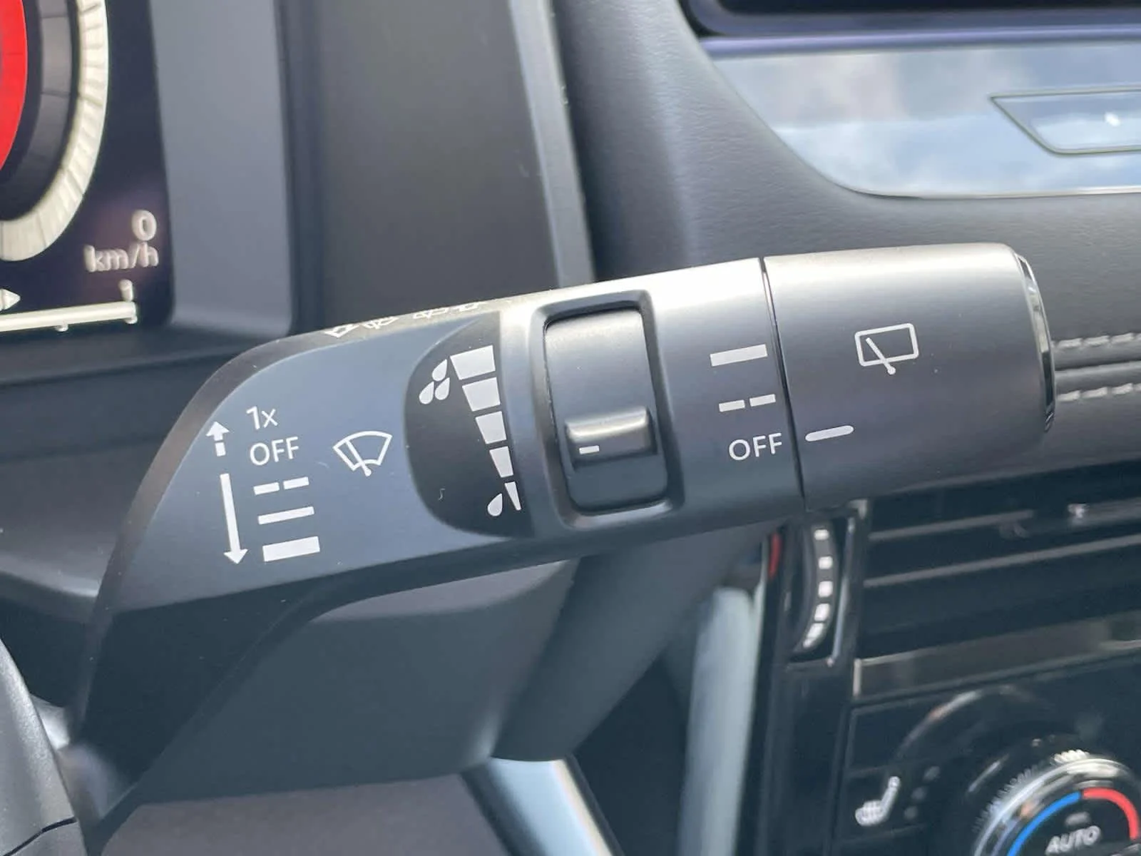 New 2026 Champagne Silver Metallic/Super Black Nissan Platinum image 37