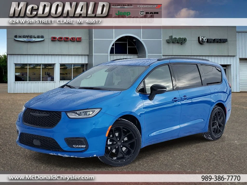2026 Chrysler Pacifica Select's photo
