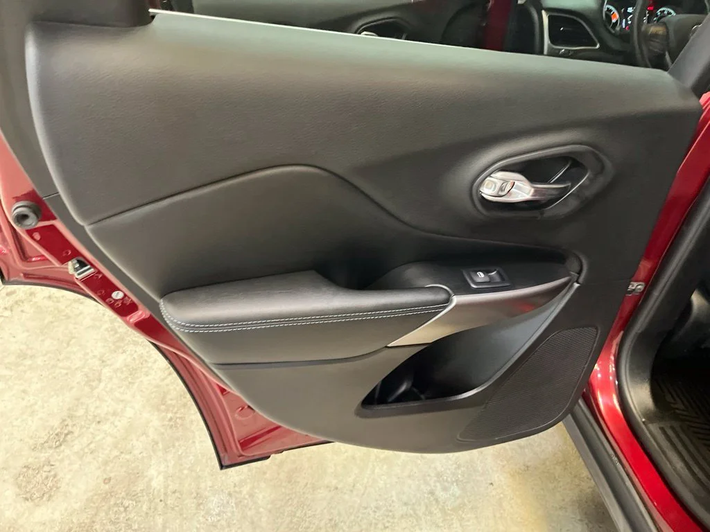 Used 2019 Red Jeep Latitude image 20
