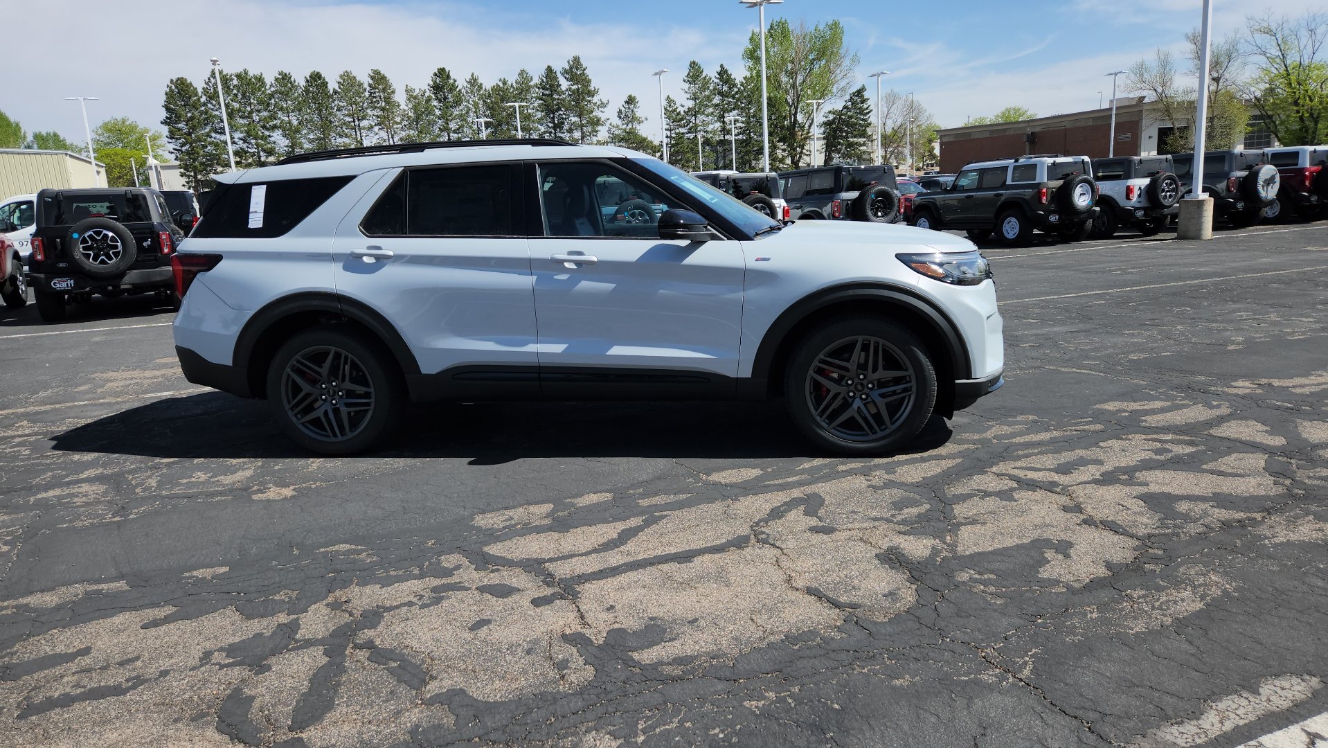 2026 Ford Explorer ST-Line - Photo 16