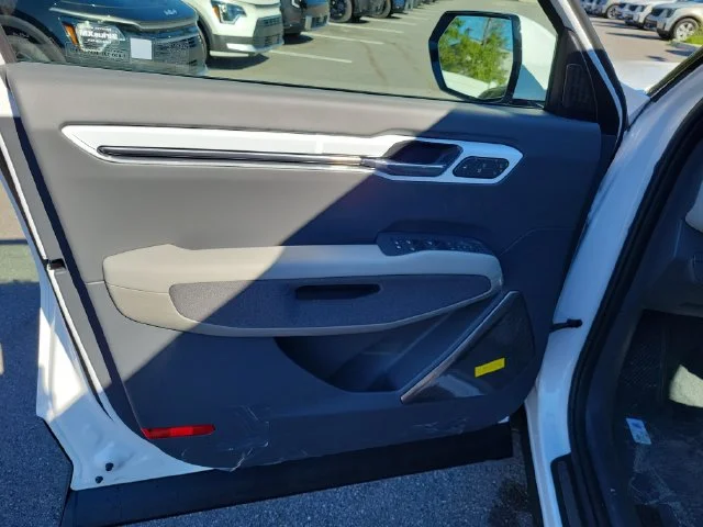 New 2026 Glacial White Pearl Kia Land AWD image 14
