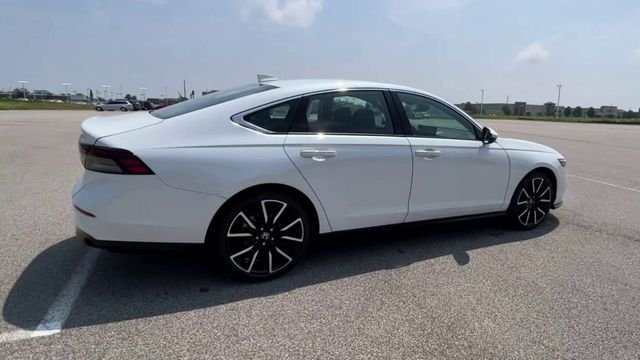 Used 2024 Platinum White Honda Touring image 9