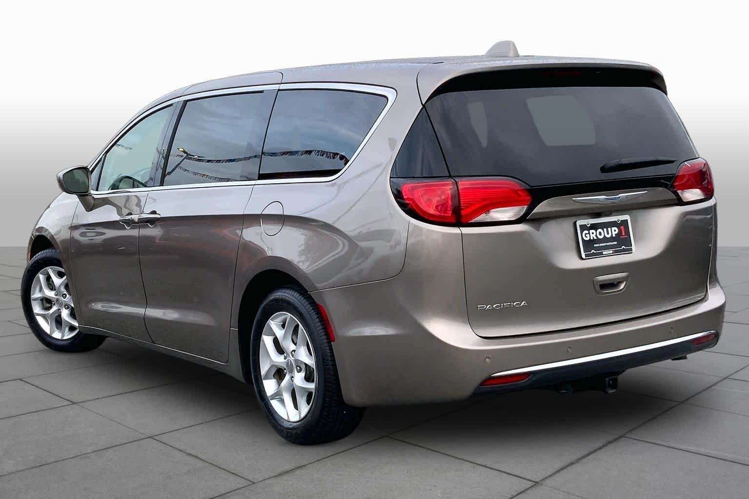 Used 2018 Molten Silver Chrysler Touring Plus image 12