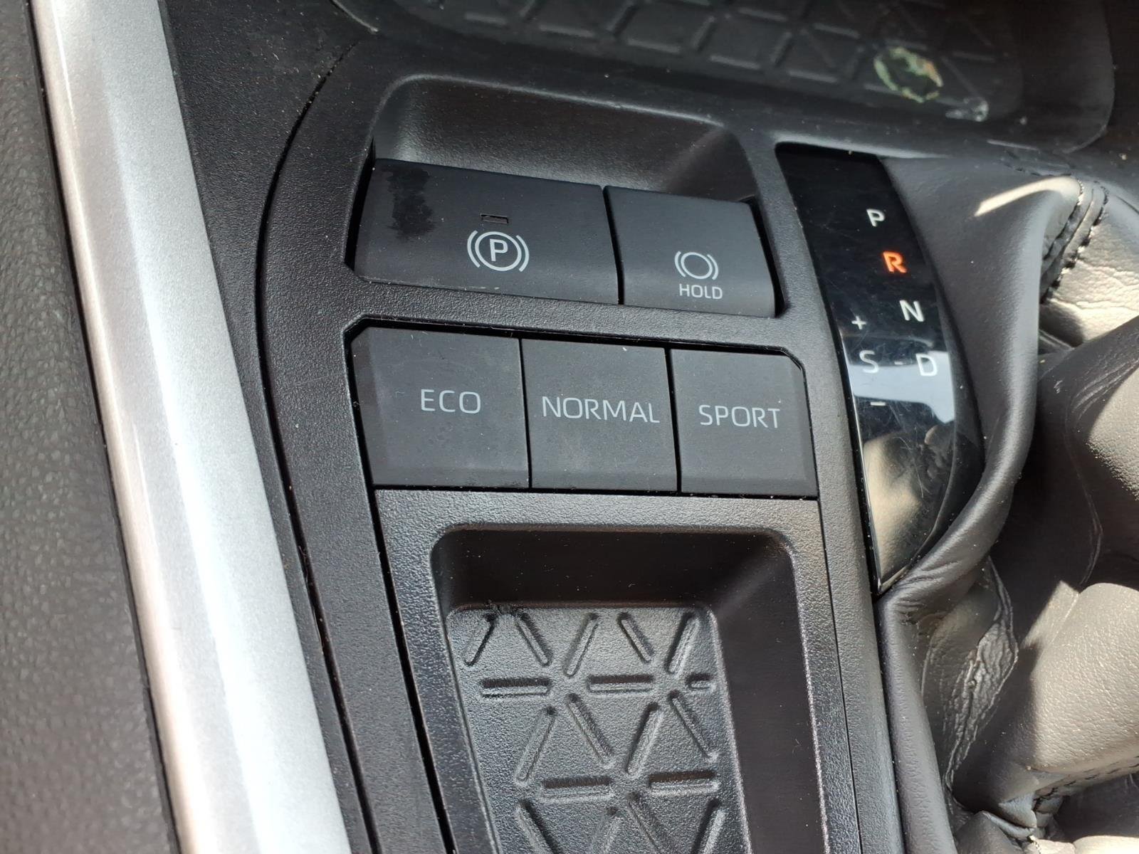 Used 2023 Silver Sky Metallic Toyota XLE Premium image 6