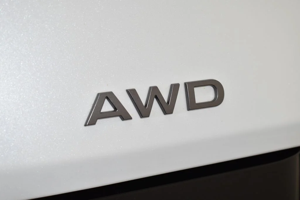 Used 2026 White Nissan Platinum image 9