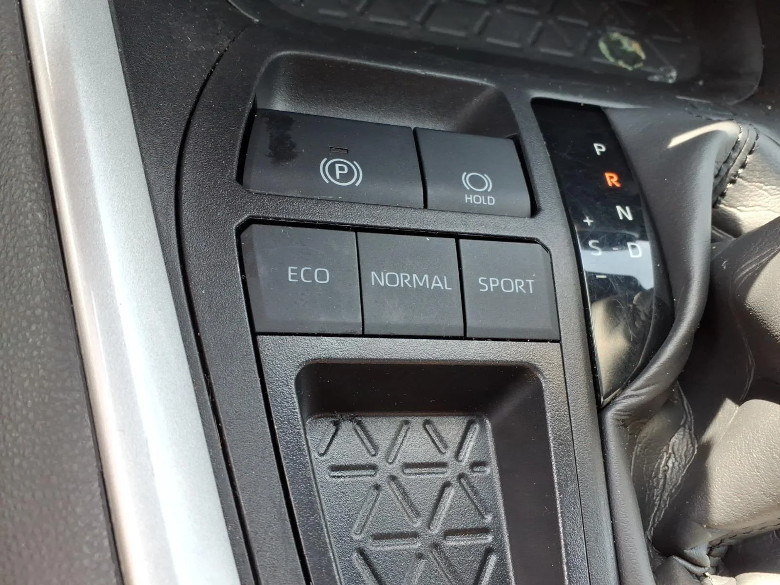 Used 2023 Silver Sky Metallic Toyota XLE Premium image 6