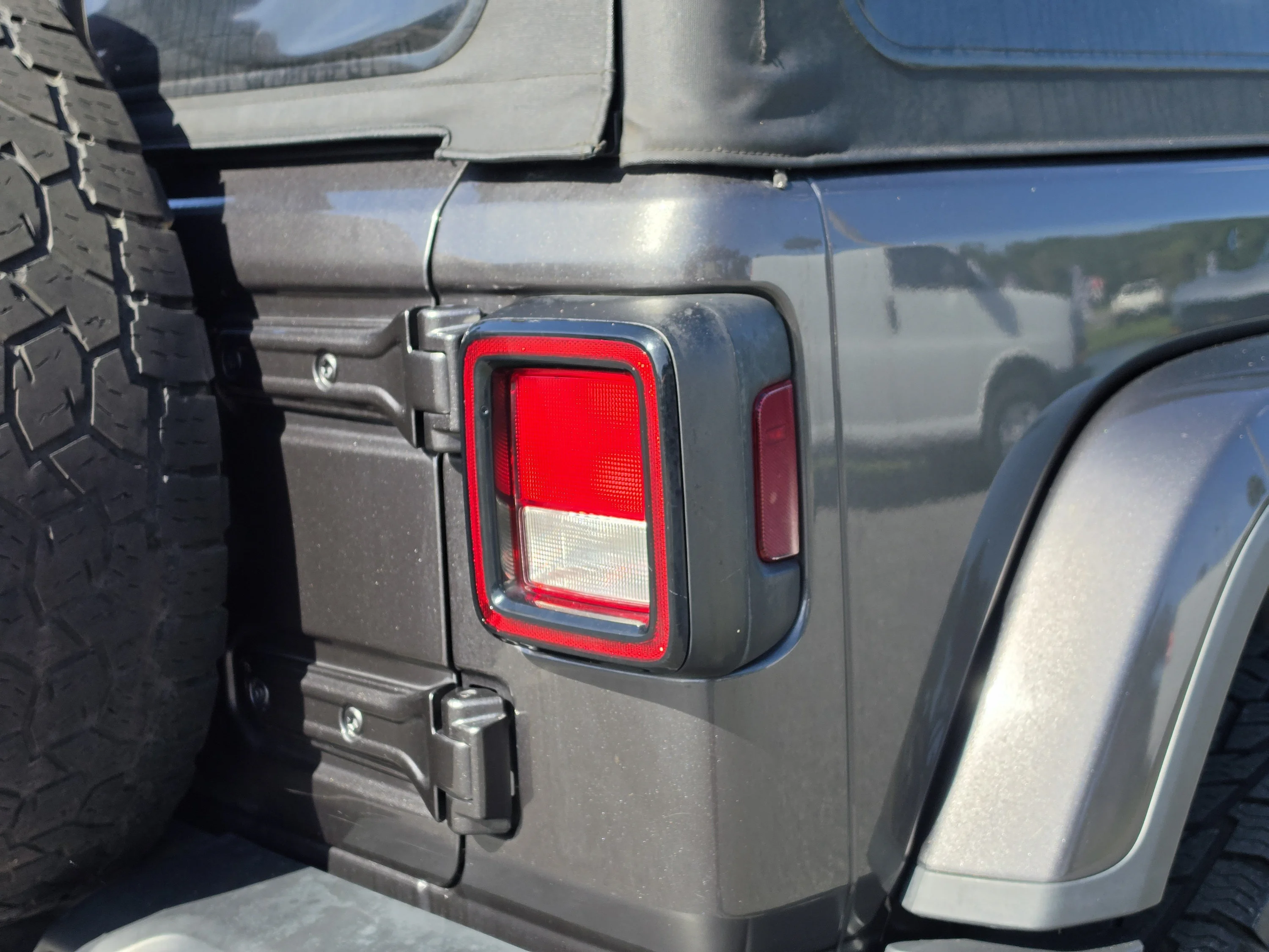 Used 2018 Granite Crystal Metallic Clearcoat Jeep Sahara image 14
