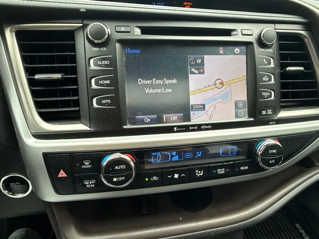 Used 2018 White Toyota XLE image 19