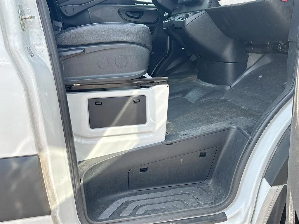 Used 2024  Mercedes-Benz Cargo 144 WB image 19