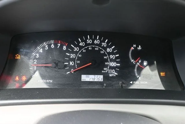 Used 2005 Red Toyota LE image 25