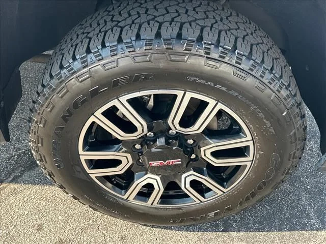 Used 2022 White GMC AT4 image 33