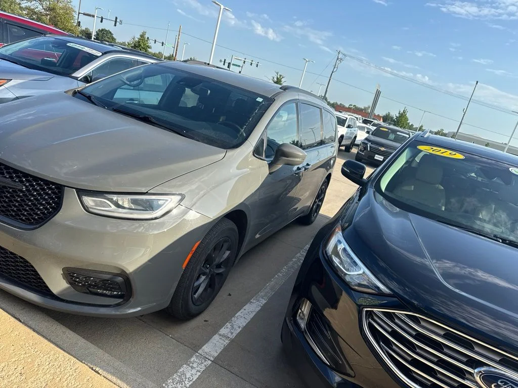 Used 2021 White Chrysler Touring L image 2