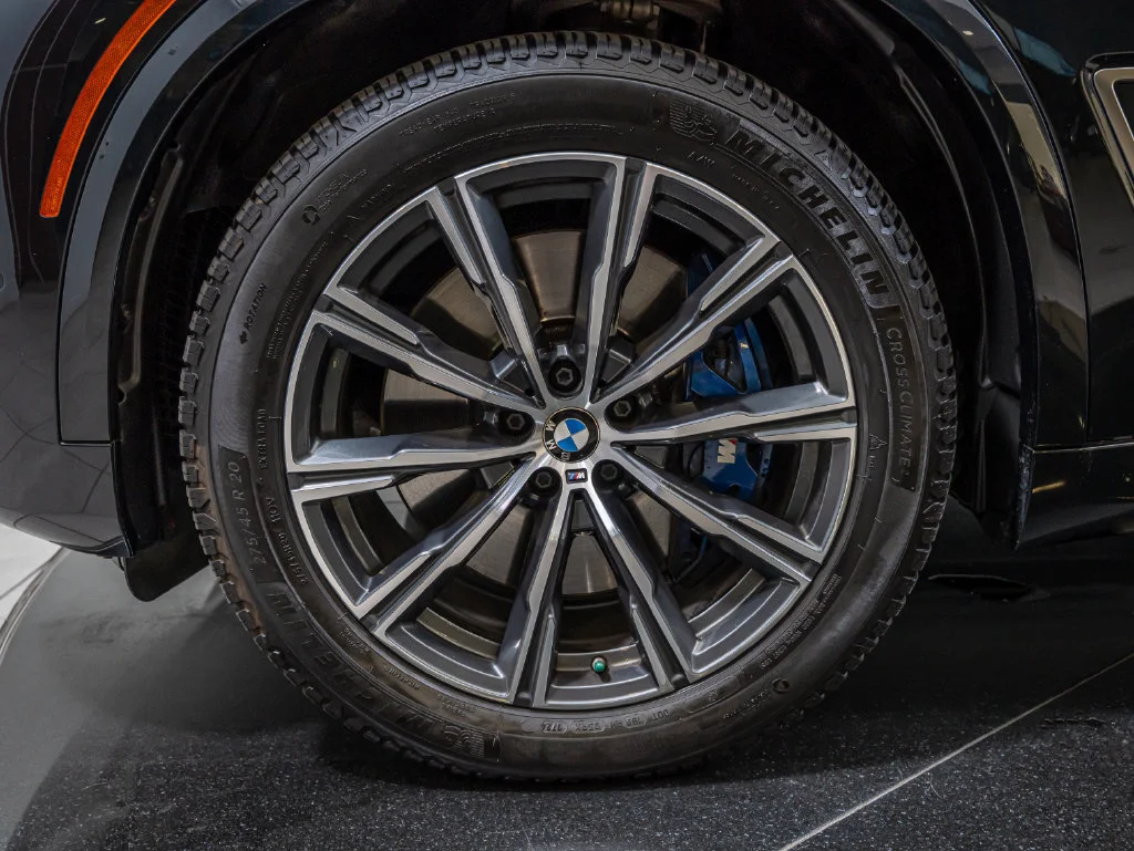 Used 2020 Black Sapphire Metallic BMW M50i image 13