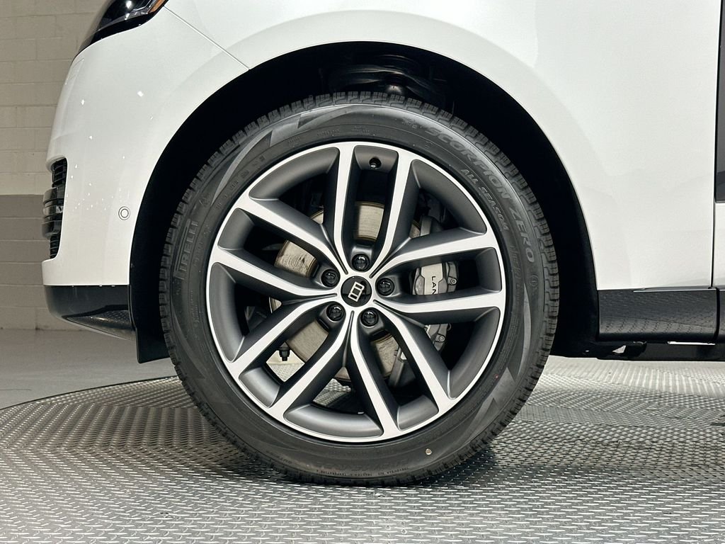 New 2027 Fuji White Land Rover SE image 5
