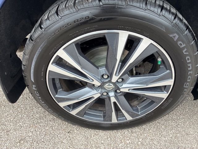 Used 2017 Caspian Blue Nissan Platinum image 3