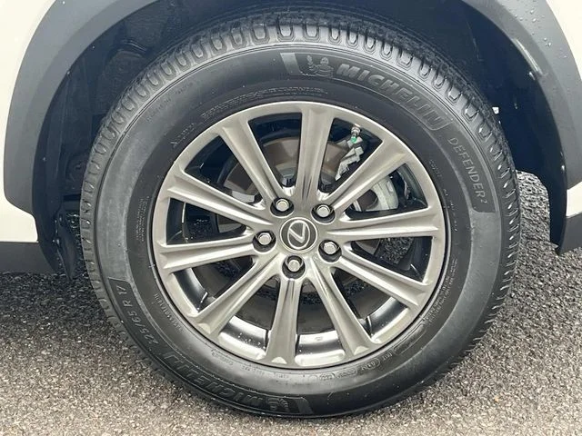 Used 2019 White Lexus 300h image 11