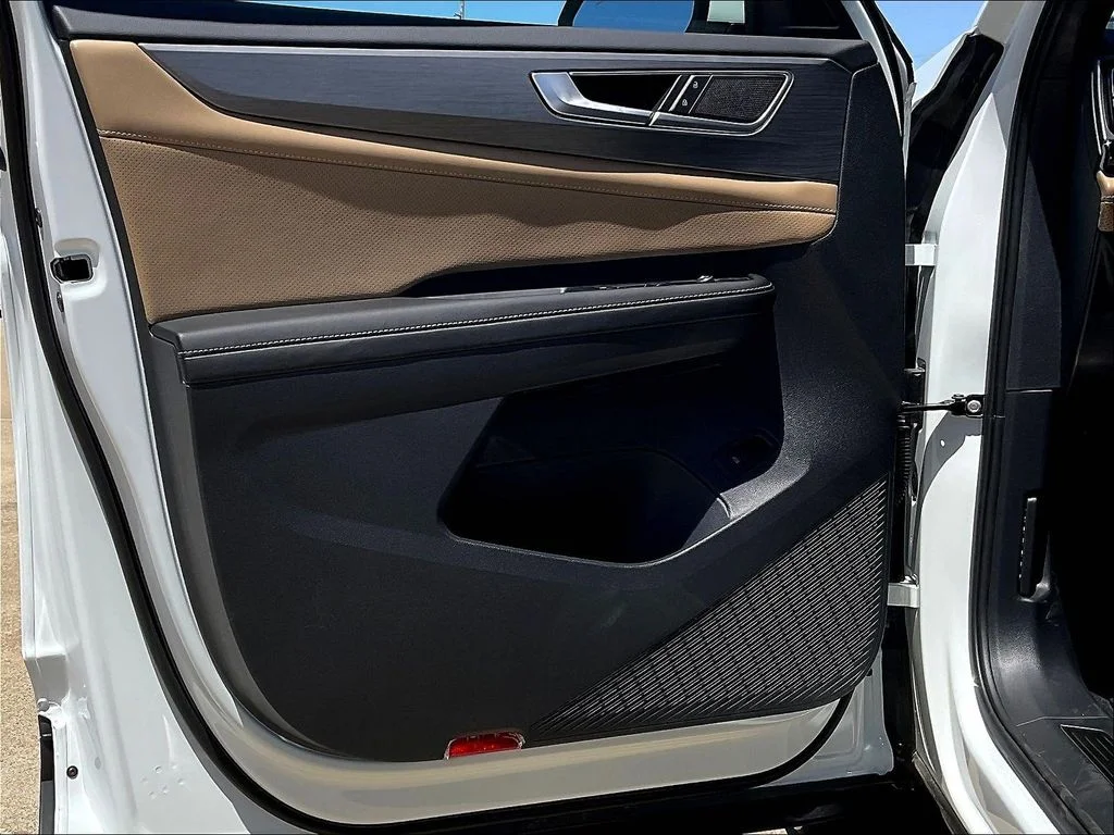 New 2026 White Volkswagen 2.0T SE w/Technology image 29