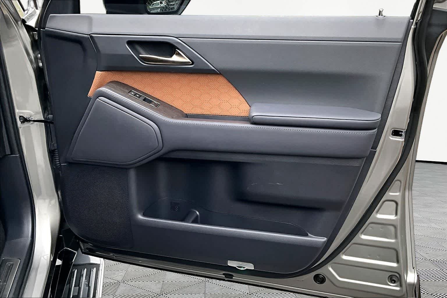 Used 2025 Atomic Silver Lexus Premium+ image 23