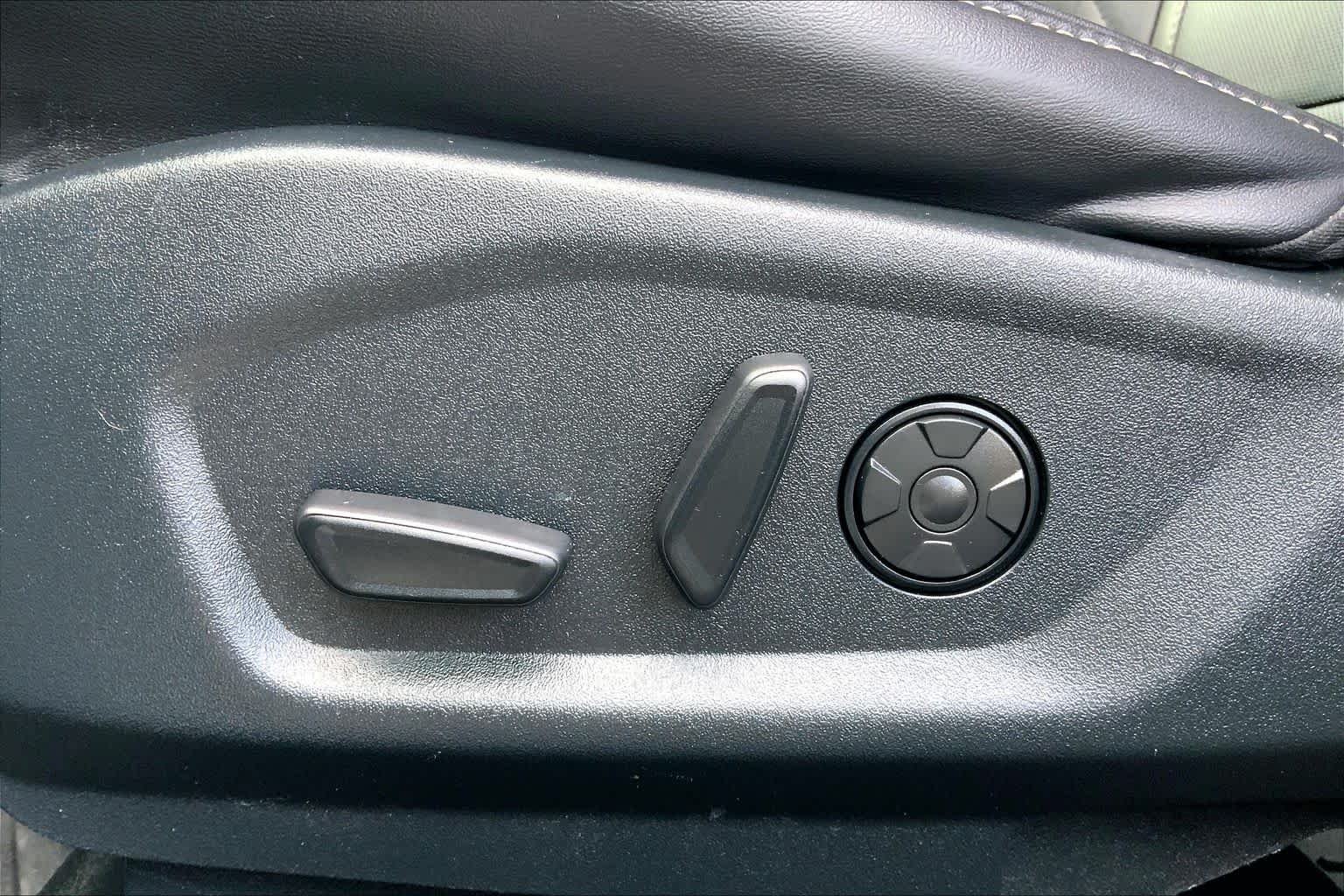 Used 2019 White Platinum Metallic Tri-Coat Ford Platinum image 35